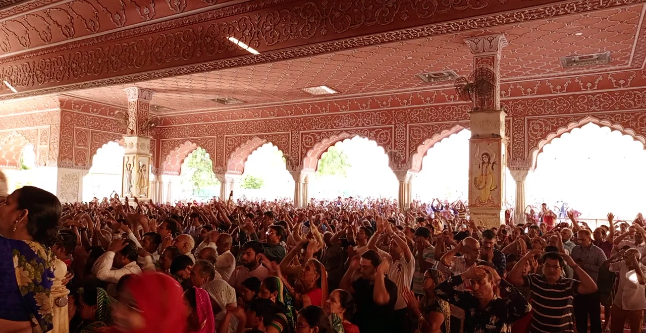 Enthusiasm of Devotees at Govind Dev Ji Temple